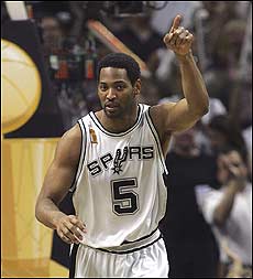 Robert Horry 
 is 
 going to sign a new contract with the Spurs the first day league rules allow, according to his agent. 