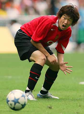 Manchester United's South Korean player Park Ji-sung reacts after losing the ball during his team's match against the Hong Kong national team in Hong Kong July 23, 2005. The English Premier League played their first match on Saturday as part of their Asian tour to China and Japan. REUTERS