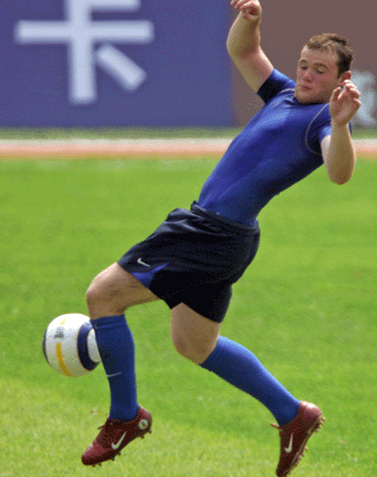 Manchester United's soccer player Wayne Rooney takes part in a training session in Beijing July 25, 2005. Manchester United starts a four-day visit to China and will face Beijing Guo-an in a friendly match at the Beijing Workers' Stadium on Tuesday.[Reuters]