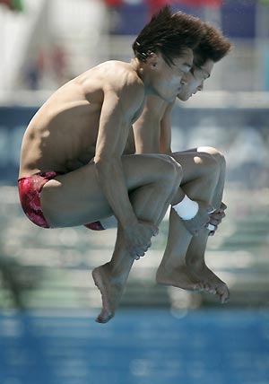 China's Yang Jinghui and Hu Jia dive in the men's 10m synchronized platform event finals at the World Aquatic Championships in Montreal July 24, 2005. China won the silver medal in the event. [Reuters]