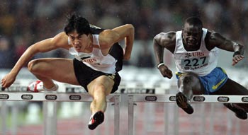 China's Olympic champion Liu Xiang (L) and world champion Ladji Doucoure of France compete in the men's 110 metres hurdles race at the Zurich Golden League meeting in Switzerland August 19, 2005. Dominique Arnold of the U.S. won the race ahead of Liu and third-placed Doucoure. [Reuters]