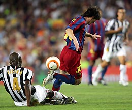 Barcelona's Leo Messi (R) fights for the ball with Juventus' Patrick Vieira (L) during a friendly soccer match at the Nou Camp Stadium in Barcelona August 24, 2005. 