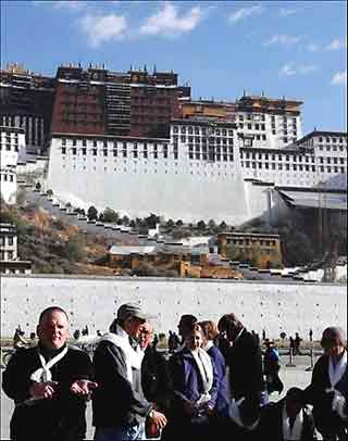 European tourists sightseeing in front of the Potala Palace in central Lhasa, capital of southwest China's Tibet Autonomous Region, August 30, 2005. [People's Daily]