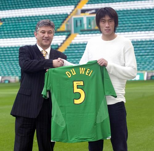 Chinese international defender Du Wei displays his number 5 jersey. [sina] 