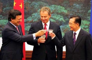 L to R) European Commission President Jose Manuel Barroso, British Prime Minister Tony Blair and Chinese Premier Wen Jiabao toast after the EU-China Business Summit at the Great Hall of the People in Beijing September 5, 2005.