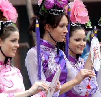 Models from various countries dressed in Qing Dynasty period costumes learn about royal etiquette at an imperial palace in Shenyang, Northeast China's Liaoning province, September 10, 2005. Some 60 models from about 40 countries or regions arrived in Shenyang on Thursday to compete at the 2005 World Model Contest, local media reported. [newsphoto]