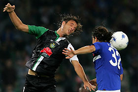 Sampdoria's Simone Pavan (R) challenges Vitoria Setubal's M醨io Heitor during their Uefa Cup first round, second leg soccer match at the Marassi stadium in Genoa September 29, 2005.