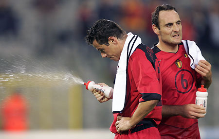 Belgium's Eric Deflandre and Yves Vanderhaeghe (R) look down after losing against Spain during their 2006 World Cup European zone Group Seven qualifying soccer match at the King Baudouin stadium in Brussels October 8, 2005. Belgium lost 0-2. [Reuters]