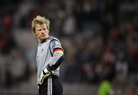 Oliver Kahn, Germany's captain and goalkeeper, looks back as he leaves the pitch after his team lost their international friendly match against Turkey at the Atatuerk Olympic stadium in Istanbul October 8, 2005. Turkey won the match 2-1. [Reuters]