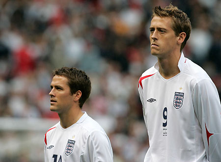 England's Michael Owen (L) and Peter Crouch line up before their World Cup 2006 Group Six qualifying soccer match at Old Trafford in Manchester, northern England, October 8, 2005. Ten-man England ground out a precious 1-0 World Cup qualifying win over Austria on Saturday despite a red card for David Beckham. [Reuters]