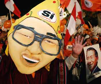 Supporters of former Peruvian president Alberto Fujimori celebrate the arrival of Fujimori in neighbouring country Chile, in Lima November 6, 2005. Fujimori, wanted in Peru on an international arrest warrant on human rights abuse and corruption charges, made a surprise visit to Chile on Sunday as he tried to relaunch his political career and run for president next year.