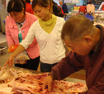 The nation's quality watchdog said yesterday that it would check processed poultry to ensure that none of birds come from regions affected by bird flu even as veterinary workers cull hundreds of thousands of fowls to curb the spread of the disease. 