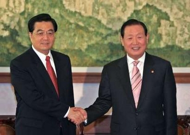 China's President Hu Jintao (L) shakes hands with Kim Won-ki, speaker of the National Assembly, in Seoul, South Korea November 17, 2005.