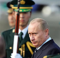 Russian President Vladimir Putin reviews the guard of honour upon his arrival at Haneda international airport in Tokyo November 20, 2005.