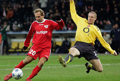 rsenal's Philippe Senderos (R) charges down Thun's Mauro Lustrinelli during their UEFA Champions League Group B soccer match at the Stade de Suisse Wankdorf stadium in Berne, November 22, 2005.