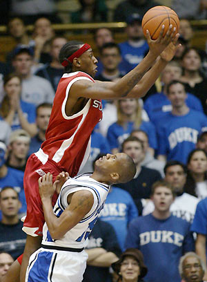 St. John's Anthony Mason, Jr. (L) goes to the basket against Duke University's Sean Dockery during the first half of the teams' NCAA basketball game in Durham, North Carolina December 21, 2005. [Reuters]