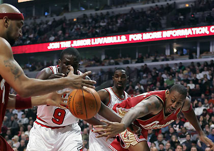 leveland Cavaliers forwards Drew Gooden (L) and Donyell Marshall (R) battle Chicago Bulls forward Luol Deng (C) for the loose ball in the first quarter of their game in Chicago December 22, 2005.