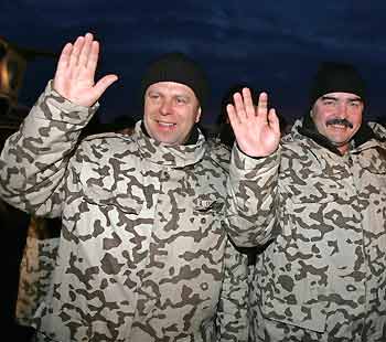 Ukrainian military personnel smile and wave on their reuturn from Iraq to Lviv airport, December 29, 2005. Ukraine on Thursday completed the withdrawal of its troops stationed in the city of Kut, southeast of Baghdad.