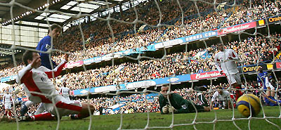 Chelsea's Hernan Crespo (2nd L) scores past Birmingham City's Matthew Upson (L) and Maik Taylor (2nd R) during their English Premier League soccer match at Stamford Bridge in London, December 31, 2005. 