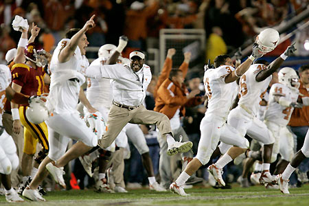 Texas Longhorn players and coaches rush the field as USC Trojans Matt Leinart (11) is caught in the swell in the Longhorns 41-38 victory for the national championship at the 92nd Rose Bowl game in Pasadena, California January 4, 2006. [Reuters]