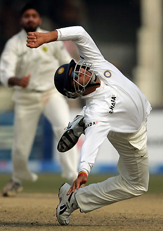 India's Yuvraj Singh dives in vain trying to catch a shot from Pakistan's Mohammad Yousuf as India's Harbhajan Singh (rear) looks on in the first innings on the second day of the first cricket test match between India and Pakistan in Lahore January 14, 2006. [Reuters]