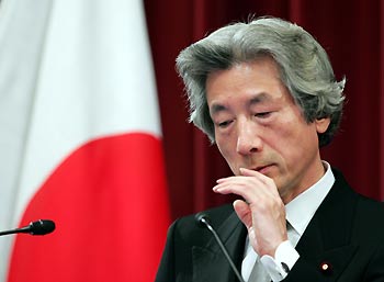 Japanese Prime Minister Junichiro Koizumi speaks at a New Year's news conference at the premier's official residence in Tokyo January 4, 2006.[Reuters]