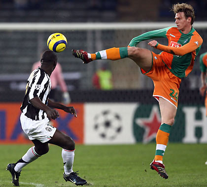 Juventus' Patrick Vieira (R) challenges Tim Borowski of Werder Bremen during their Champions League first knockout round second leg soccer match at Delle Alpi stadium in Turin, northern Italy, March 7, 2006.[Reuters]