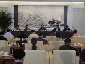 Governor of Liaoning Province meets reporters