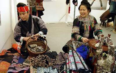 Tibetan clothing a spotlight