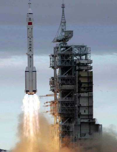 Shenzhou VI blasts off into sky