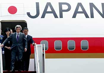 Japan PM visits Seoul to mend ties