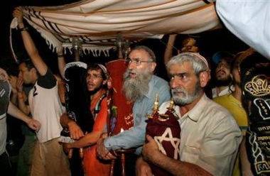 Last Jewish settlers leave Gaza Strip