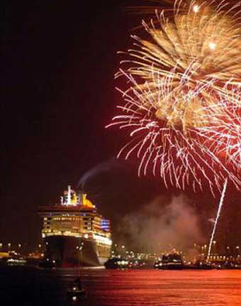 Queen Mary 2 leaves on Maiden voyage