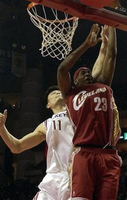 Yao Vs LeBron: Rockets blast Cavaliers 90-84