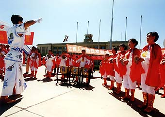 Delegation to Athens greeted by flowers