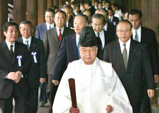 Despite protest, Japanese lawmakers visit shrine today