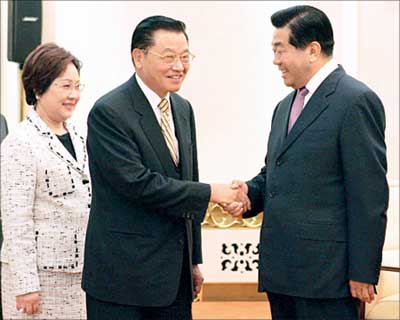 Lien accepts invitation to visit mainland