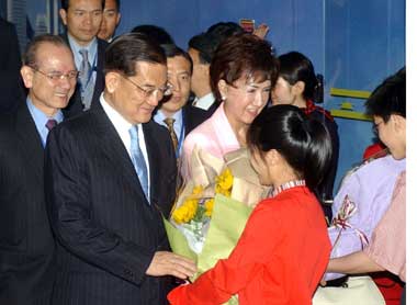 Lien Chan makes a transit at Hong Kong