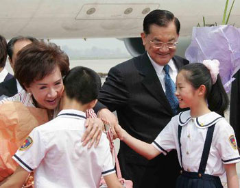 Lien Chan arrives in Xi'an