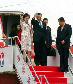 Lien Chan arrives in Xi'an