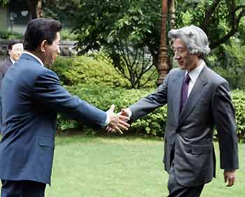 Japan PM visits Seoul to mend ties