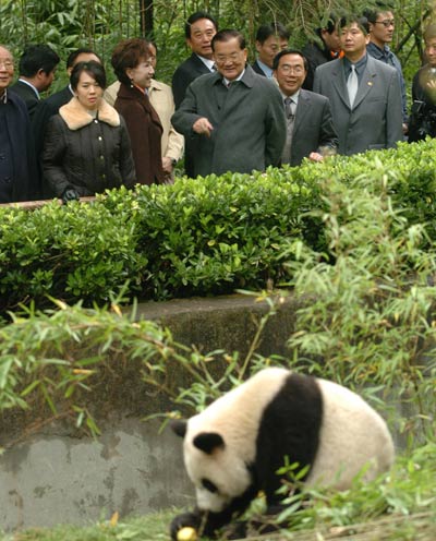 Lien Chan visits Wolong giant panda research center