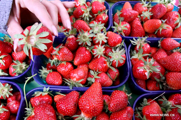 People make money from selling fruits due to economic crisis