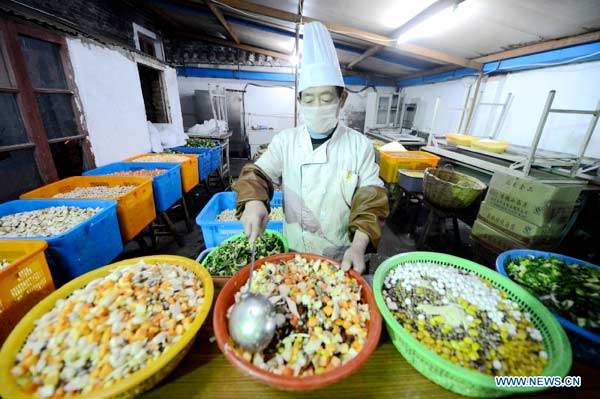 Volunteers make laba porridge at Daming Temple in Yangzhou