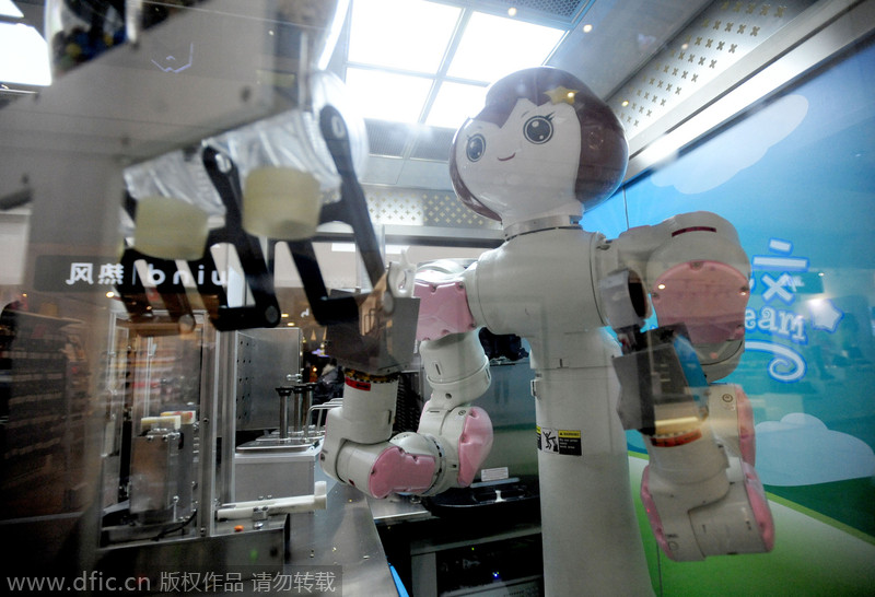 Robot makes ice cream in Shenyang