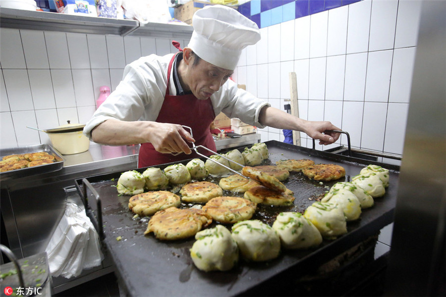 Famous Shanghai scallion pancake shop reopens with license