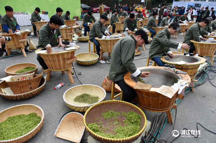 Tea-leaf frying contest held in Southeast China