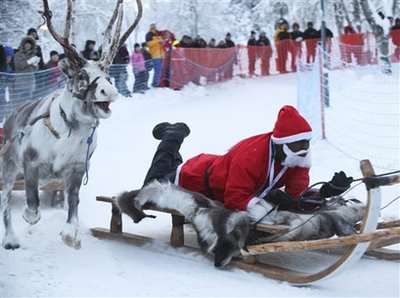 歐洲國家舉行圣誕老人大賽:爬煙囪滑雪橇