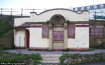 英一對情侶把公廁改造成小別墅 當地政府很支持