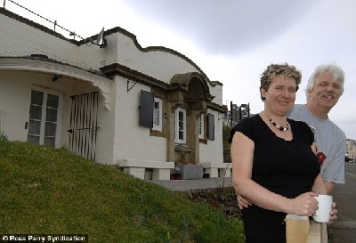 英一對情侶把公廁改造成小別墅 當地政府很支持